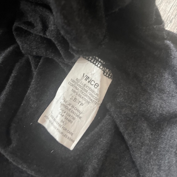 Vince women’s grey short sleeve top- GUC- size small - Picture 5 of 8